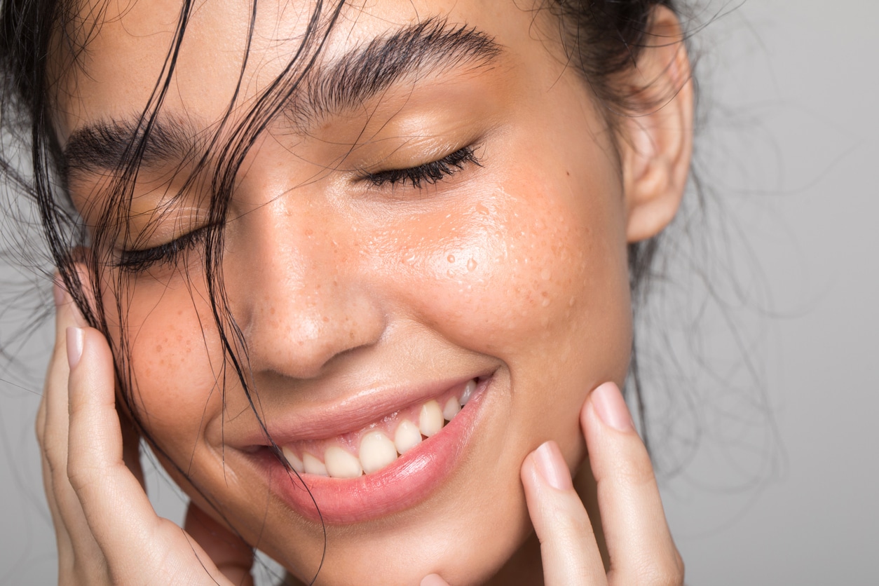 a close up of a woman